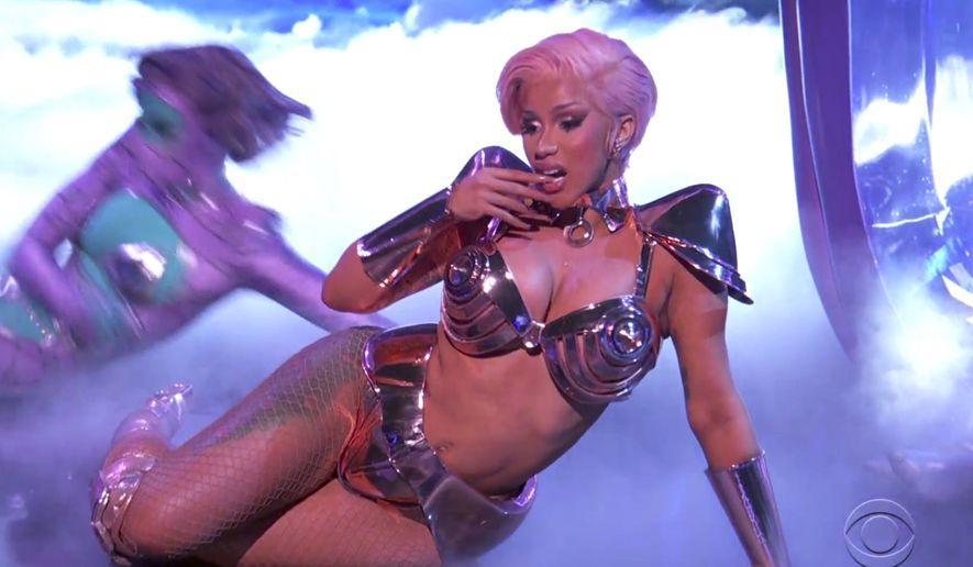 欧美最大尺度撕X！CardiB曝出川普妻子裸照，骂战失控…