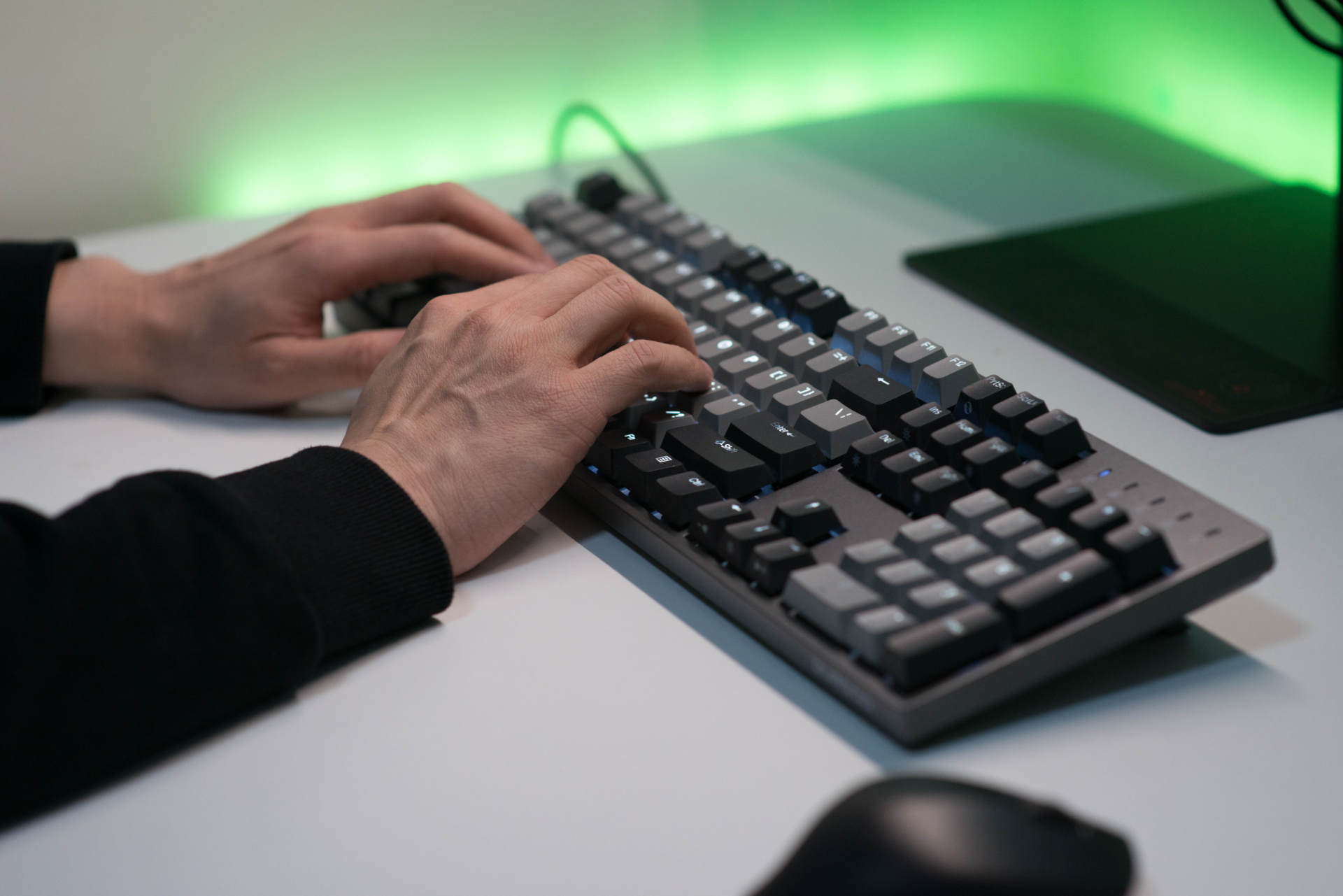 中端机械键盘王者轴体手感真实体验,青轴和银轴横评