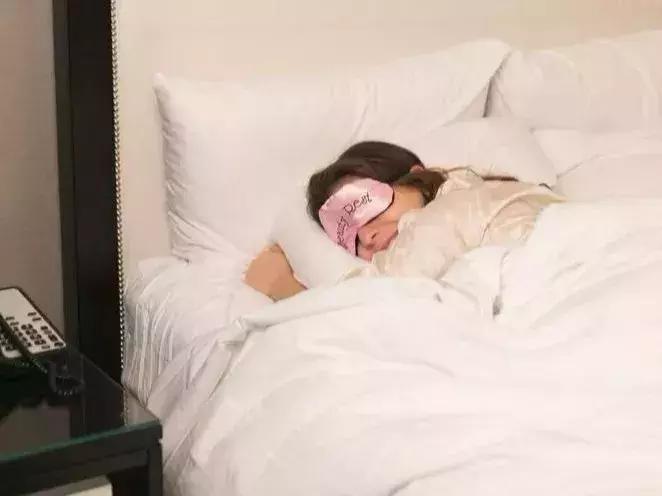 夏天身上黏糊糊油腻腻的,夏天头发老是油腻腻的怎么解决