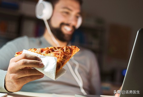 有时会出现不明原因的胸痛,可能引起胸痛的所有疾病