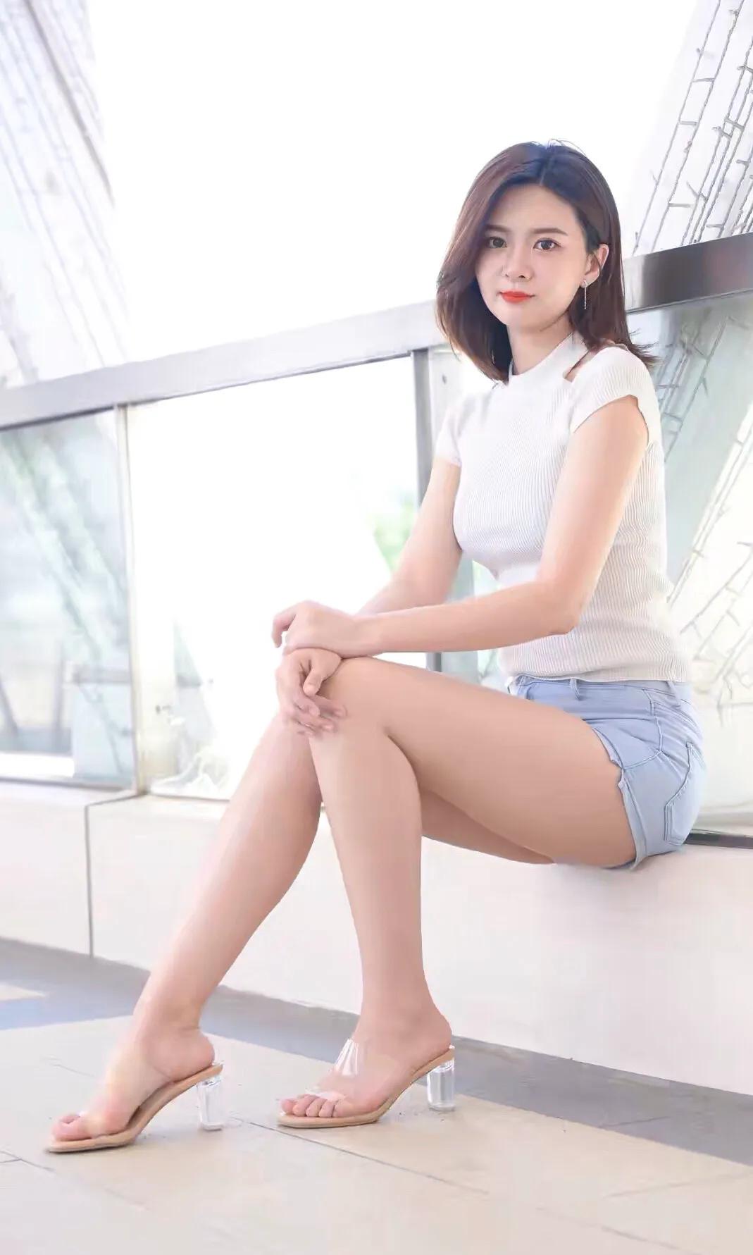 牛仔裤配高跟鞋早秋穿搭,牛仔短裤高跟长筒靴