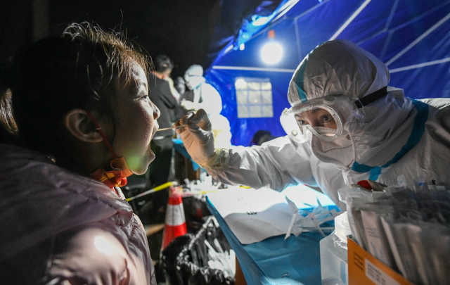 成都市民排队连夜核酸检测,银川今天要全员核酸检测吗