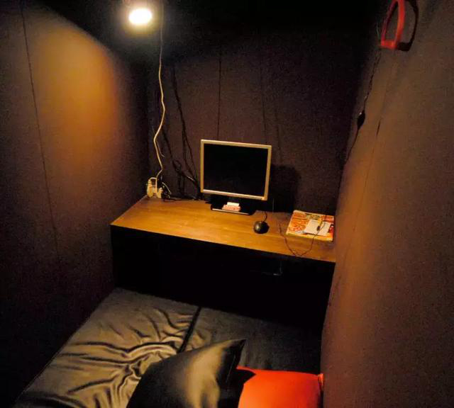 在岛国的网吧过夜是一种怎样的体验？