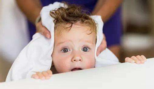 宝宝几岁头发能变浓密,剃光头头发变浓密