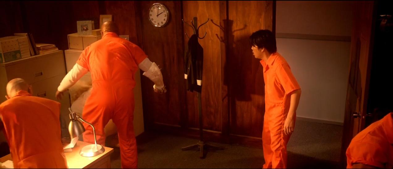 《人体蜈蚣系列》：从全彩到黑白默片重口味背后的荒诞剧情