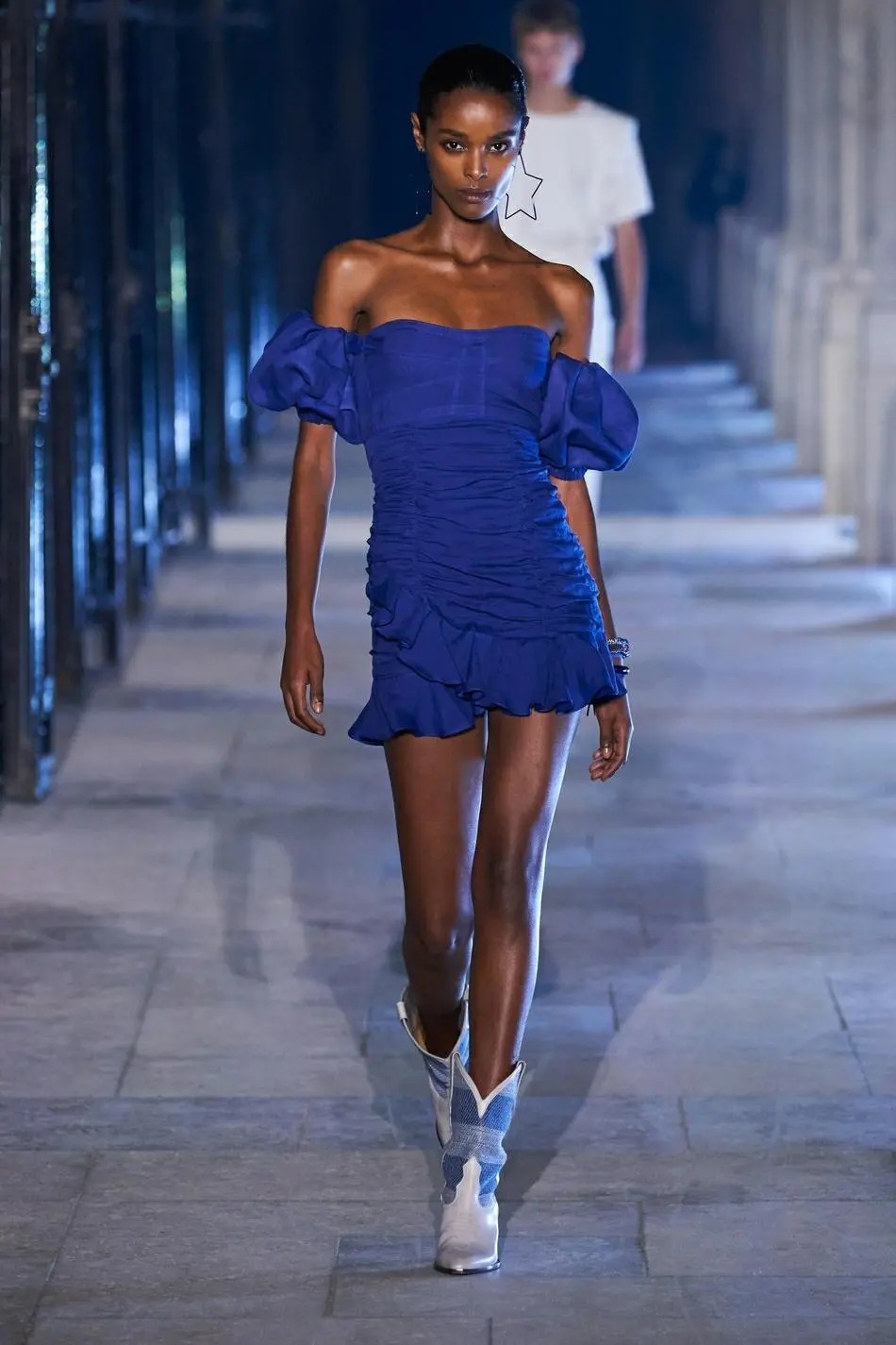 超级显白的色系穿搭快get起来吧,今年流行的亮色系穿搭叫什么