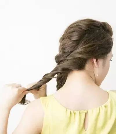 今年流行的侧编发,减龄全编发型