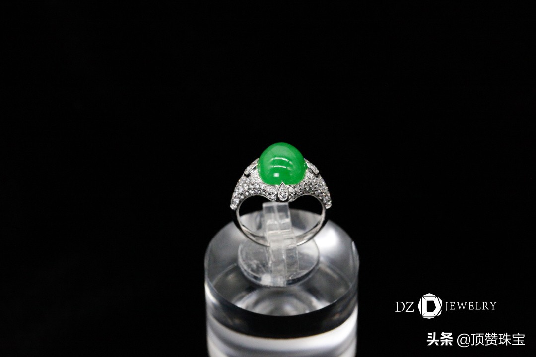 椭圆翡翠蛋面镶嵌戒指简单款式,绿色翡翠蛋面镶嵌戒指的图片