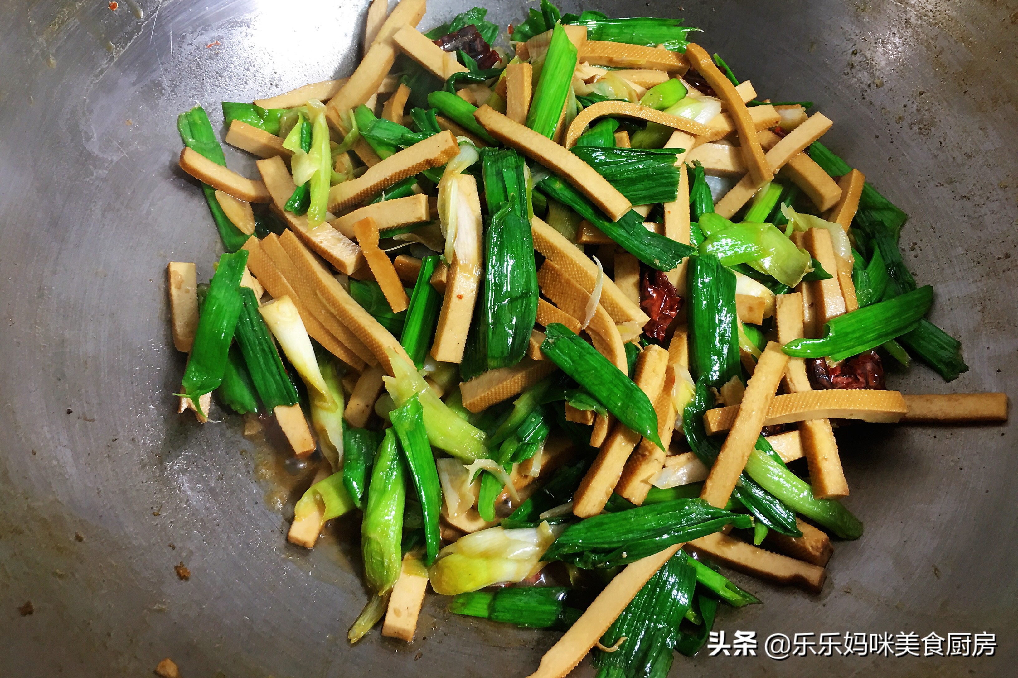 炒豆干放姜,炒豆干怎么炒才不发黑又好吃