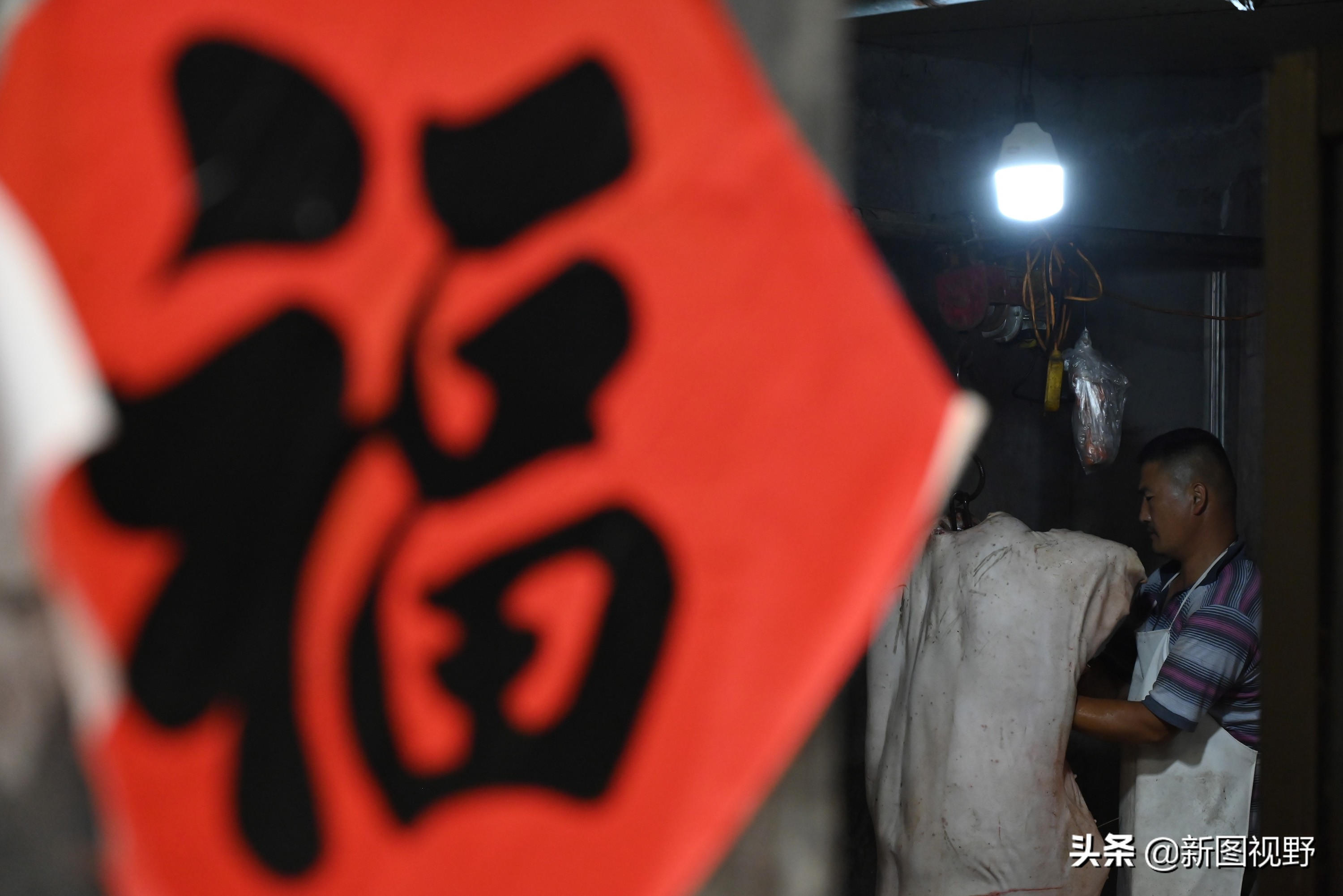 猪价下跌,夫妻“烤全猪”停烤2年后开烤,200斤烤肉出炉就卖光