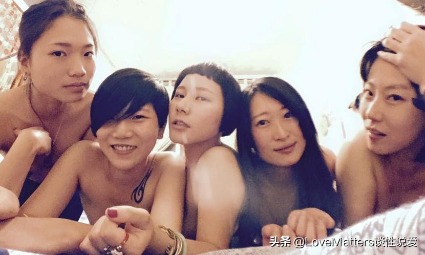 “嘿，你没穿内衣”“关你P事”