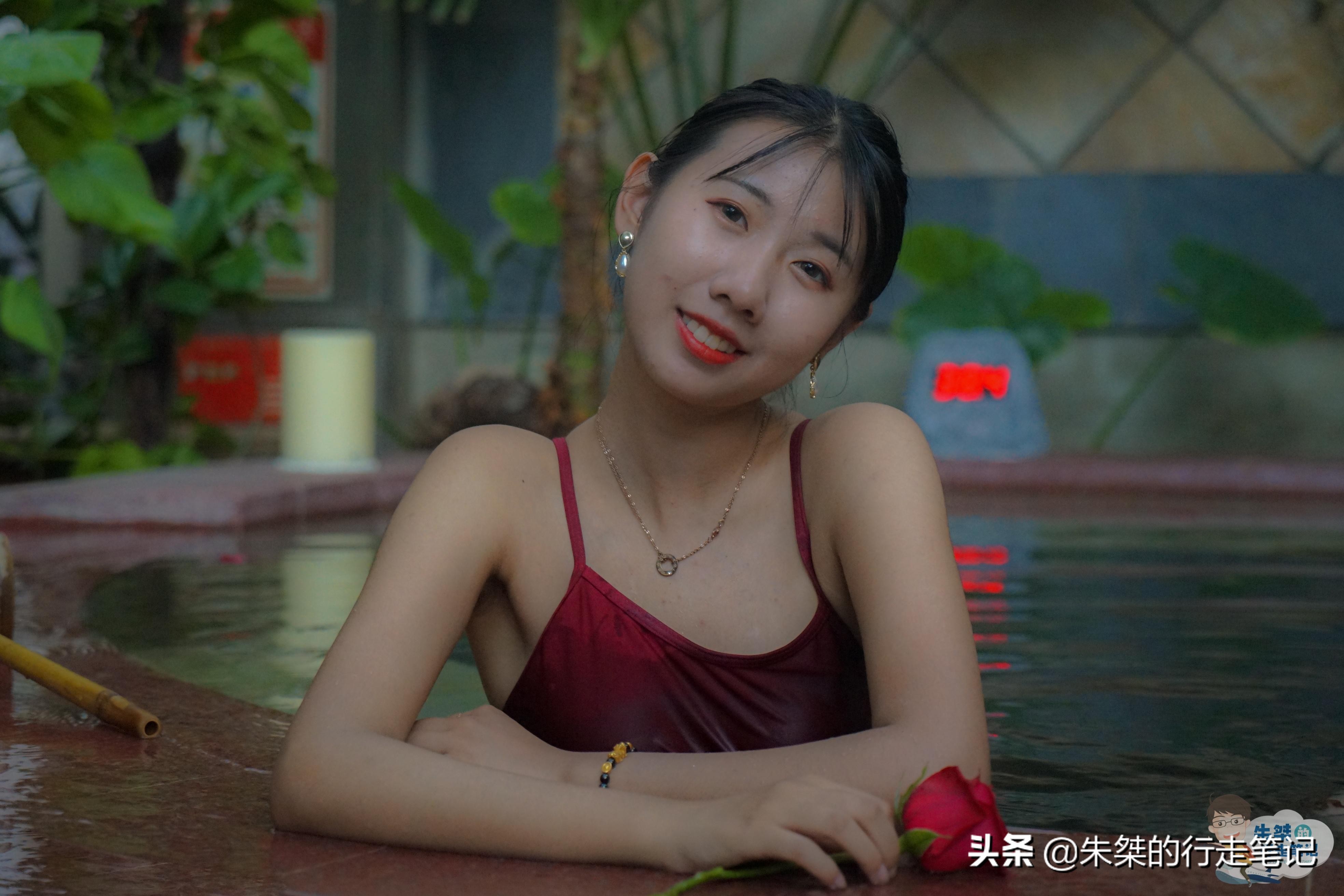 泡着温泉看日落,泡着野温泉看着雪山