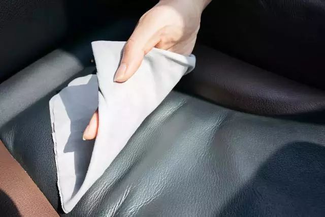 冬天车子灰尘大怎么办,灰尘渗透车漆怎么去除