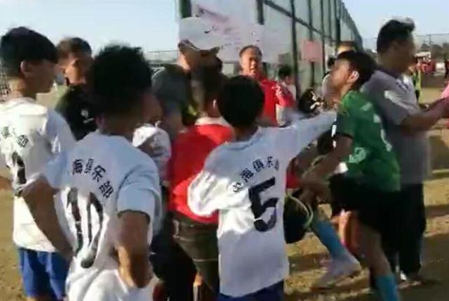 里皮刚走青少年足球就出事！小孩冲突家长互踹，国足还有希望吗？