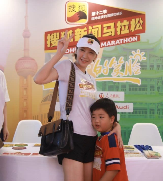 唐一菲带儿子综艺,唐一菲近期和孩子照片