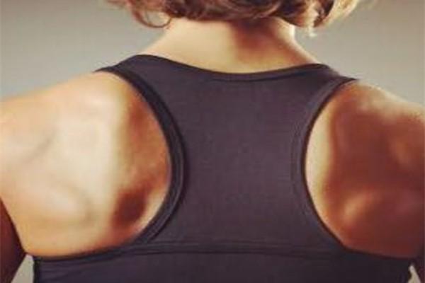 治疗驼背，勤练这4个动作，驼背能有很明显的改善