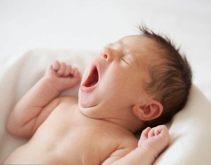 新生儿脸上长湿疹怎么处理,新生儿脸上有湿疹能打乙肝疫苗吗