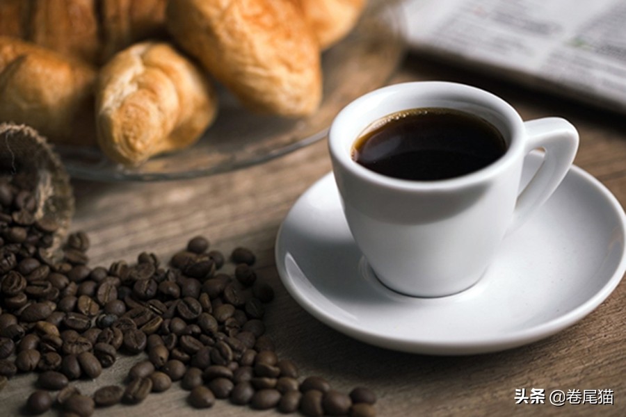 一杯咖啡带来夏日冰爽的快乐,香浓的咖啡希望这个冬天有惊喜