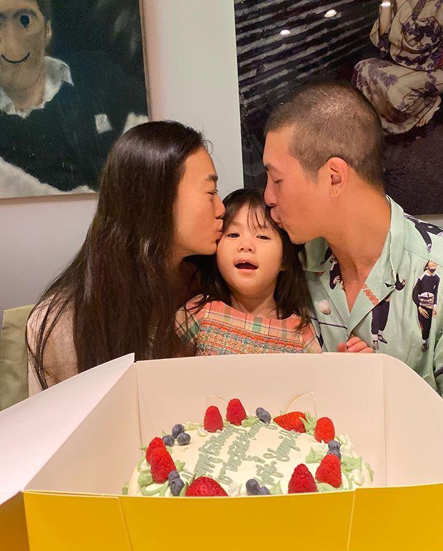 陈冠希发文报喜,3岁陈拉雅手握代言超5个,遗传超模妈妈气质