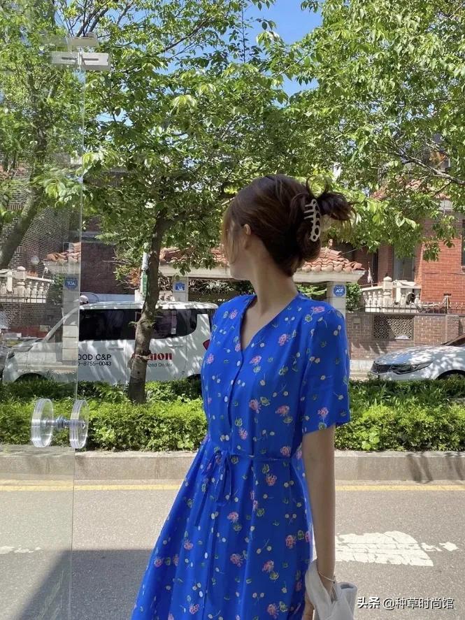 雾霾蓝和克莱因蓝哪个显白,宝蓝跟克莱因蓝哪个显白