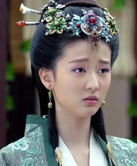 她为什么没眼技？怎么改善眼睛无神的状态