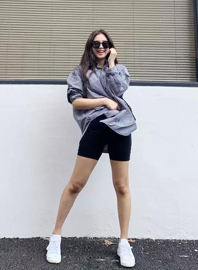 刘雯格纹,刘雯穿格纹衫好看吗