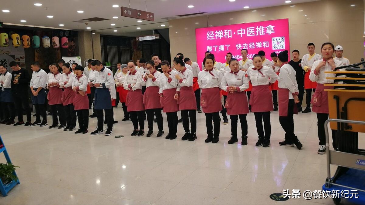 在海底捞当服务员好做吗,刚入职海底捞服务员待遇