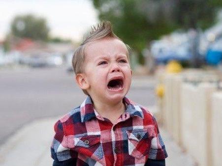 孩子受到挫折就哭闹不止,家长做好这几点,帮孩子成为“勇士”