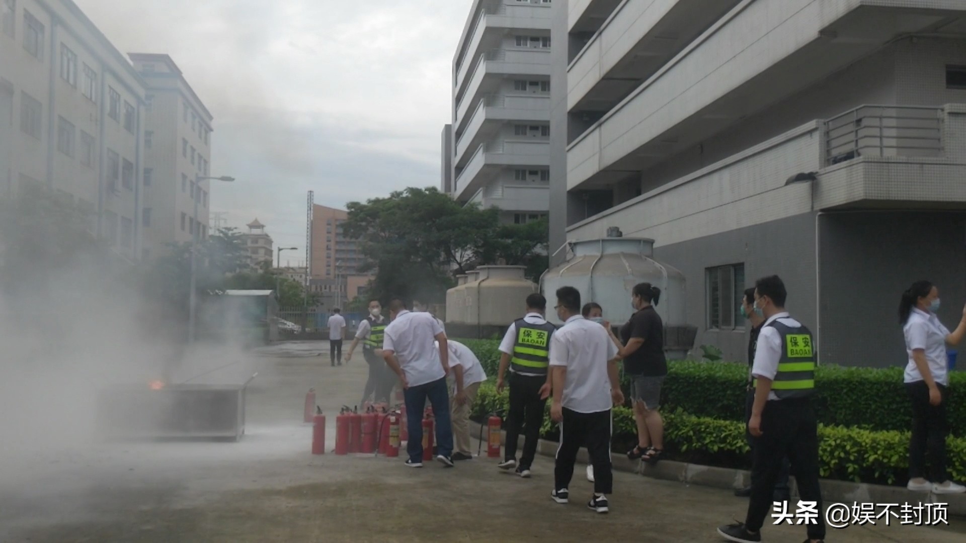 东莞27000人的电子厂，员工还上着班，全部都被叫出去集合了