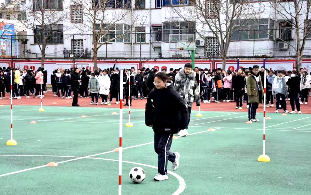 小学生足球绕杆比赛,小学足球绕杆接力比赛方案