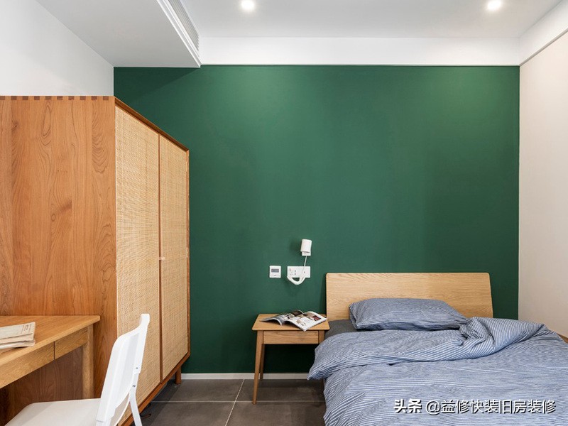 墙面翻新贴墙纸好还是刷乳胶漆,贴墙纸的墙怎么翻新刷乳胶漆