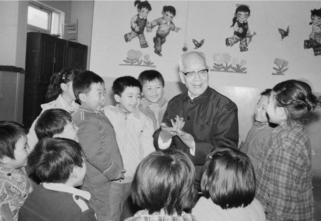 小喇叭广播讲故事的都有谁,小喇叭开始广播了讲故事的爷爷