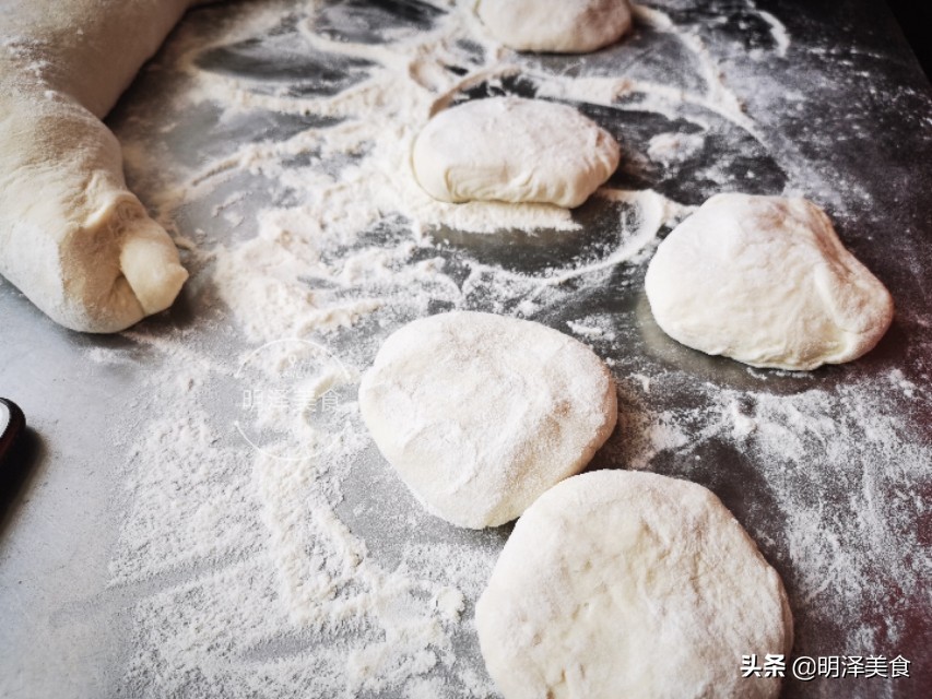 烙韭菜盒子用生鸡蛋,韭菜盒子里面的韭菜鸡蛋要炒熟吗