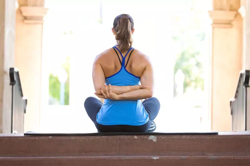 胸部下垂紧致提升动作,提升整体胸型的动作