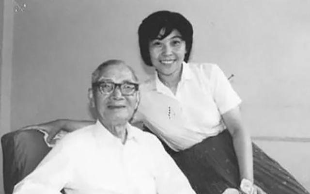 家里红旗不倒外面彩旗飘飘的下联,怎么样家里红旗不倒外面彩旗飘飘