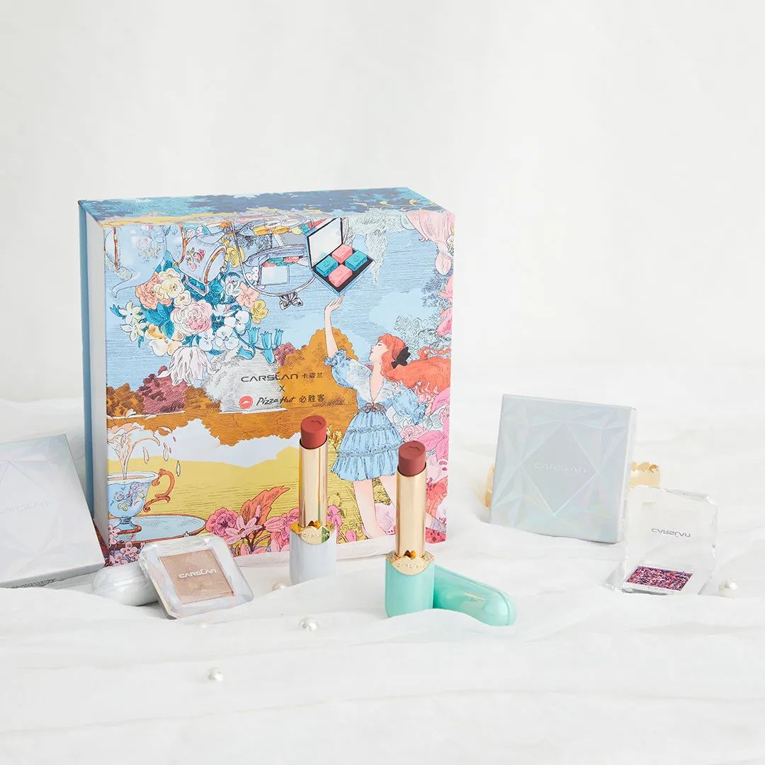 卡姿兰x必胜客的“下午茶”主题彩妆包装,梦回爱丽丝