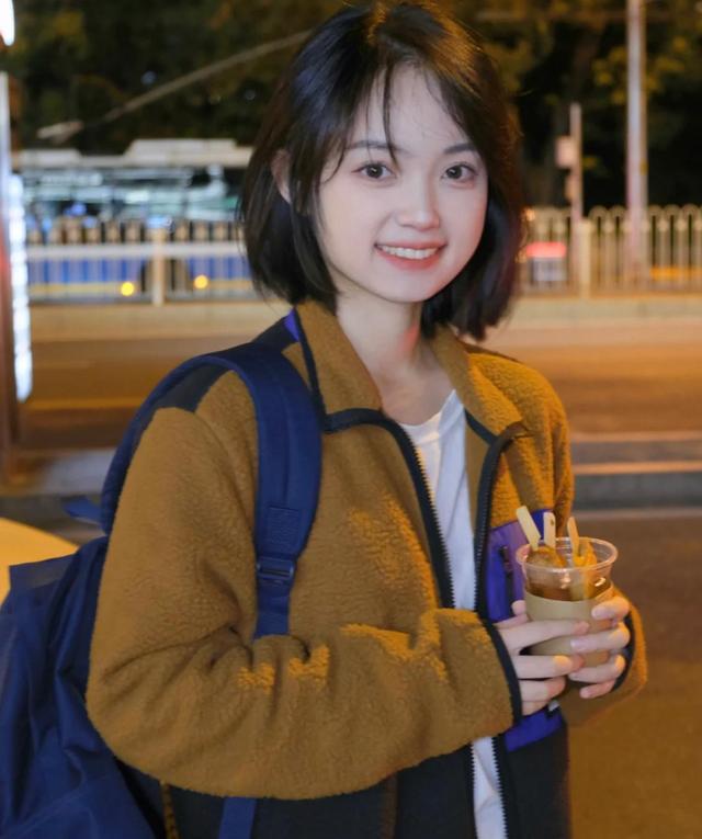 适合圆脸女生的日系短发发型流行,日系二次元短发烫发圆脸