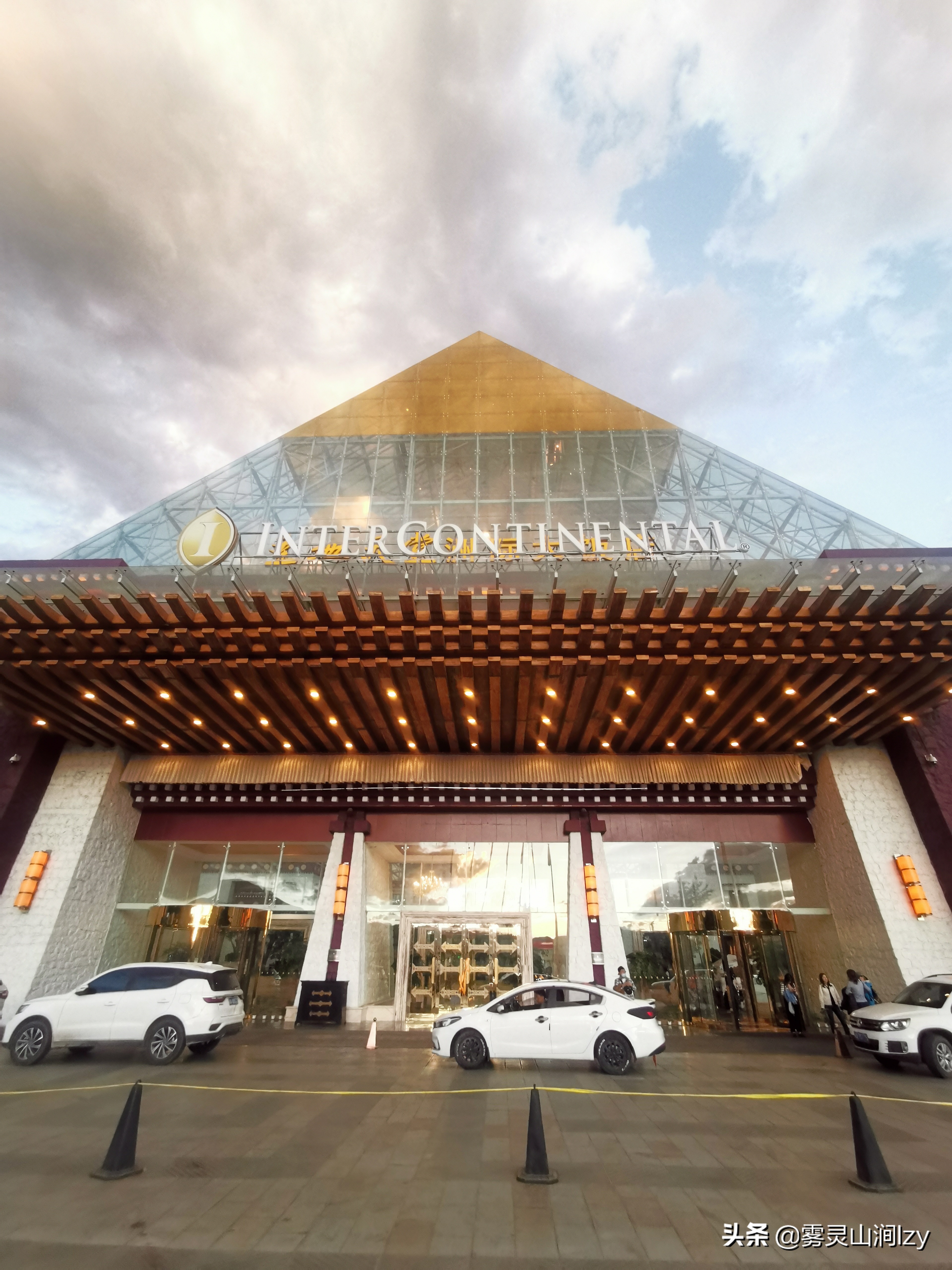 蓝天白云下的雪域高原布达拉宫,蓝天之下日光之城简介