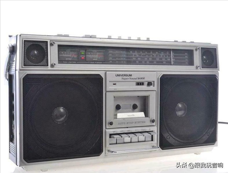 这是一款德国进口UniversumCTR2605便携式音响收音机录音机