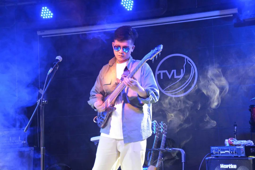 贝斯少年的逆袭路:曾被焦虑困扰曾是乐队配角