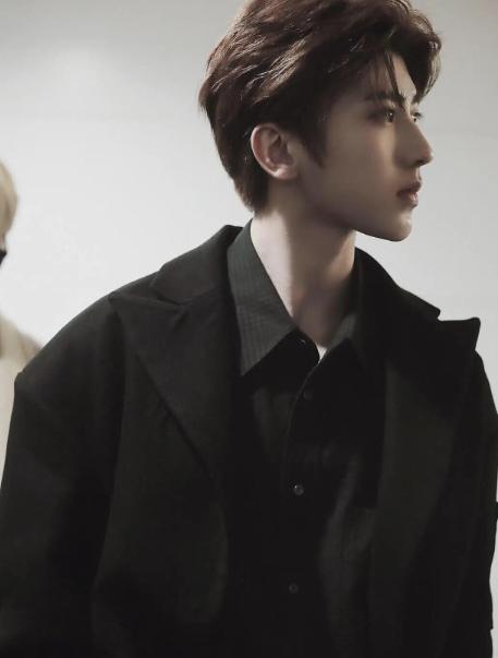 蔡徐坤第一次是如何出名的,蔡徐坤是怎样一步一步取得成功