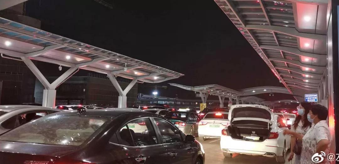 杭州东站堵车现状,杭州东站出现大量人员滞留