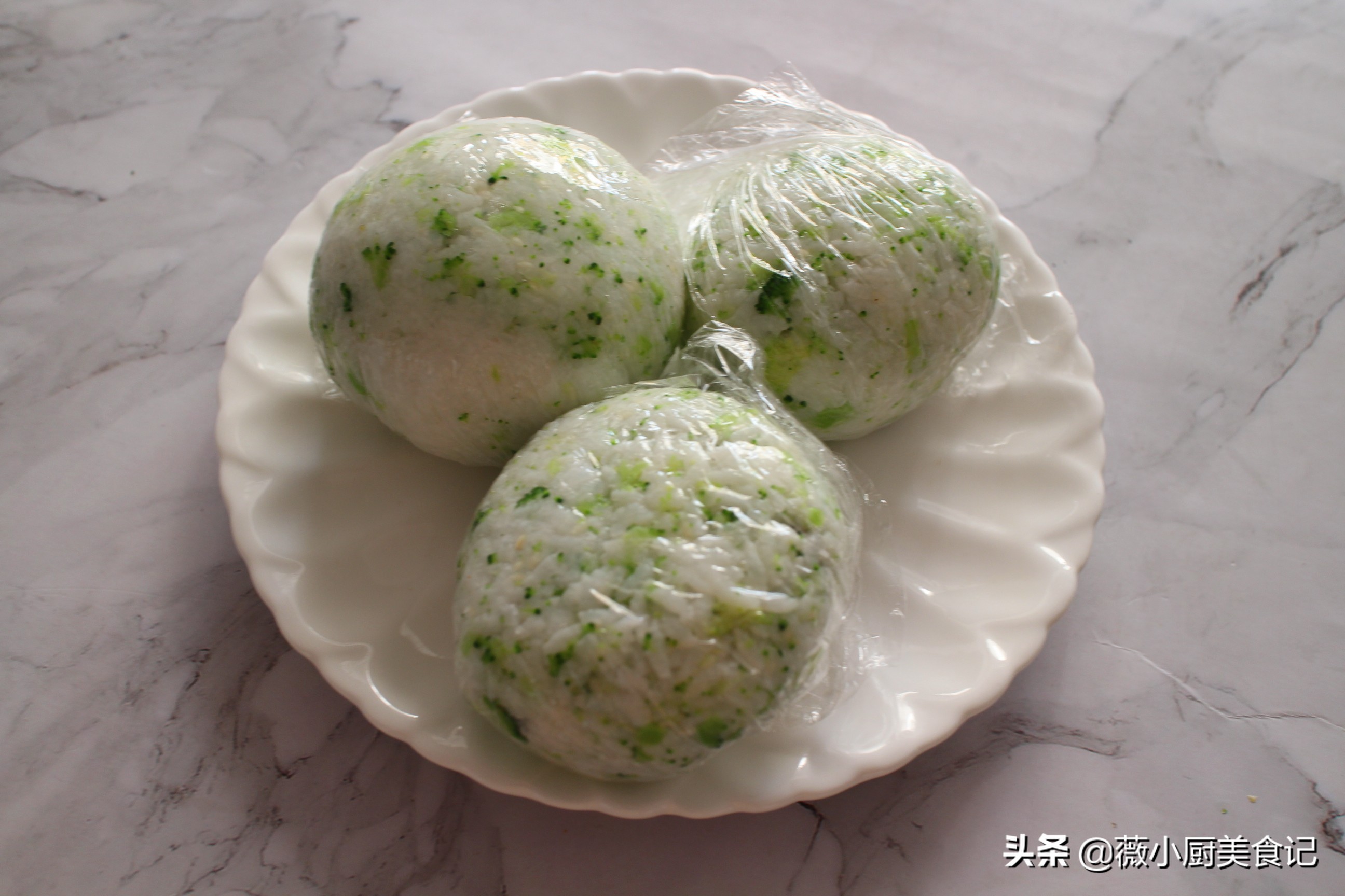 米饭换个吃法既做早餐又当零食,米饭芝士饭团