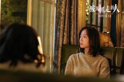 《被光抓走的人》｜中年婚姻=平庸虚伪+出轨谎言+偏执自私？