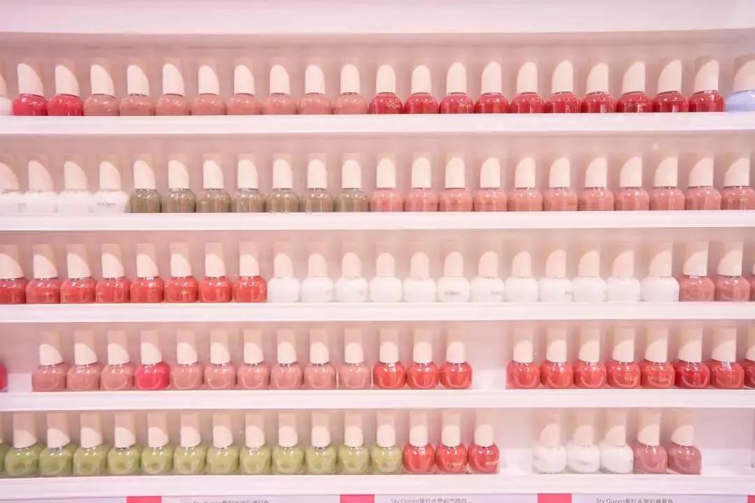 店播+快时尚+网红场景=业绩20万/店/天“调色师”这么玩不火才怪