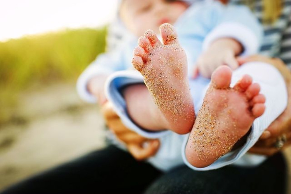 夏天宝宝光脚丫好还是穿袜子好,宝宝夏天为啥要穿袜子