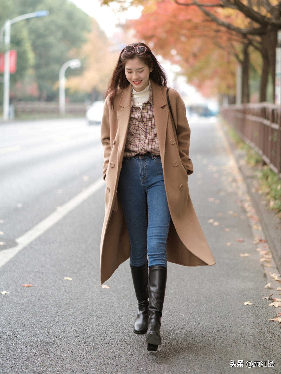 棕色大衣和蓝色牛仔裤搭配吗,冬季深棕色大衣穿什么裤子