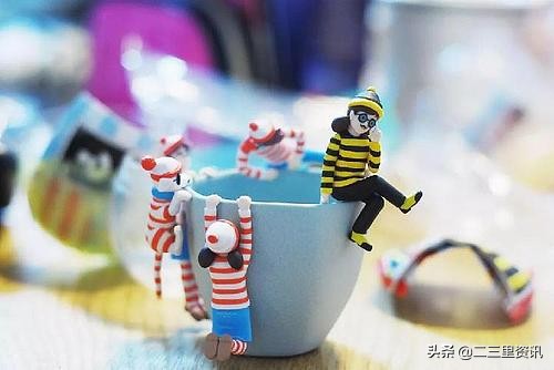 当年被干脆面集卡骗光零花钱的人开始拆“盲盒”了？