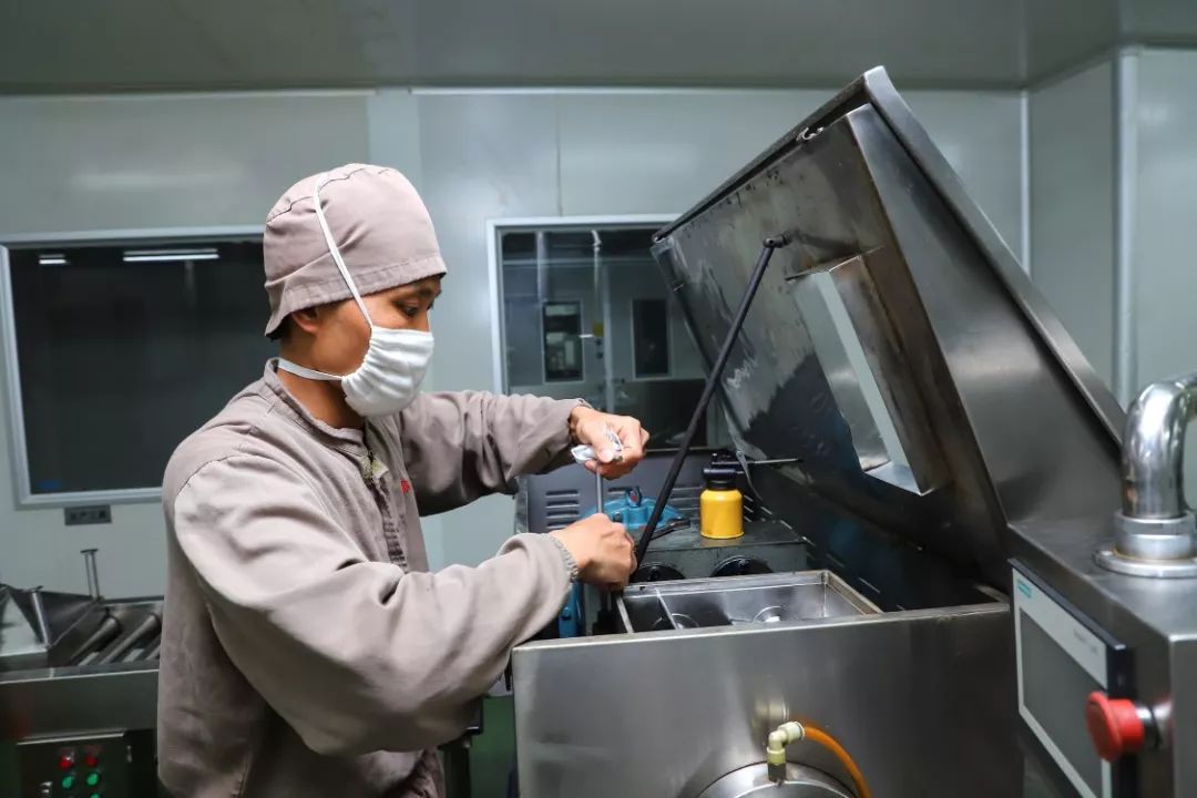 凭着“杠杠的”维修技术、“咔咔的”创新点子，他荣获了“广州好人”称号