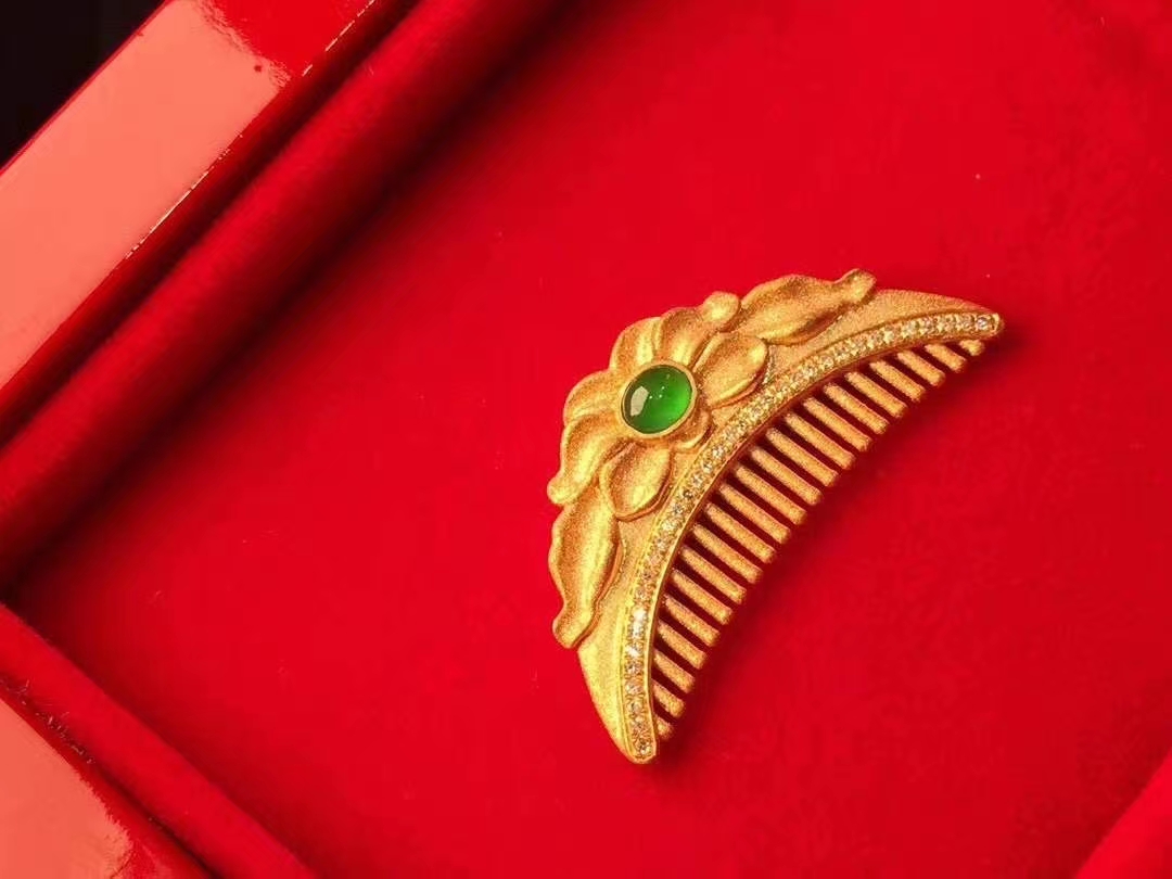 为什么结婚一定要买中国珠宝钻戒,结婚买钻戒好还是金首饰好